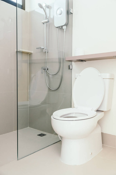 Toilettes et salle de bain intérieure
 - Photo, image