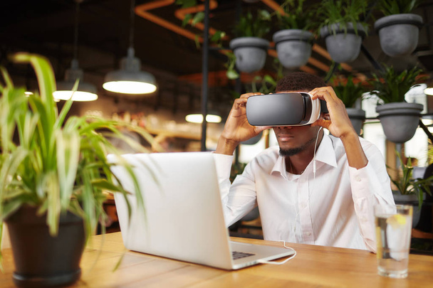 Africký muž, sledování videa a hraní her v virtuální brýle. - Fotografie, Obrázek