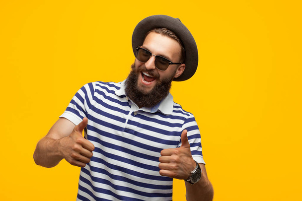 Cheerful hipster gesturing thumbs up - Foto, immagini