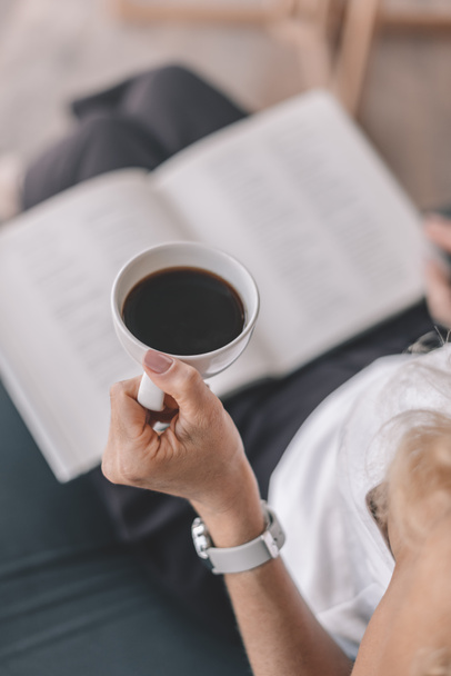 woman reading book and drinking coffee - Fotoğraf, Görsel