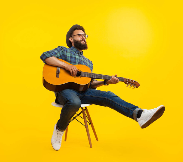 Hipster man with guitar - Foto, immagini