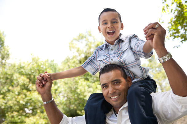 Іспаномовний батько і син розважаються в парку
 - Фото, зображення