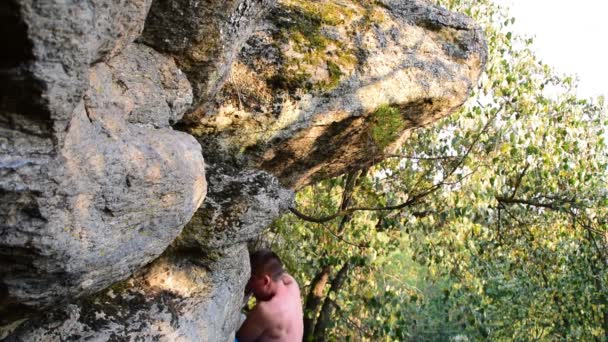 nuorempi mies kiipeää kalliolle ilman kalliokiipeilyä laitteet, Ilmainen soolo
 - Materiaali, video