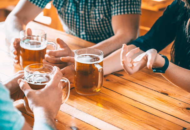 Happy Friends Drinking Beer - 写真・画像