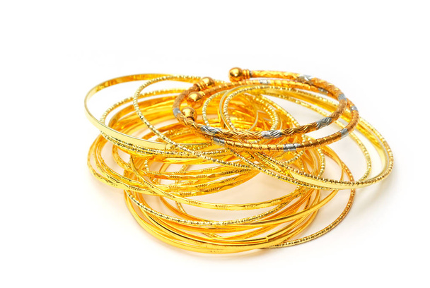 Bracelets dorés et bijoux dorés, isolés sur fond blanc
 - Photo, image