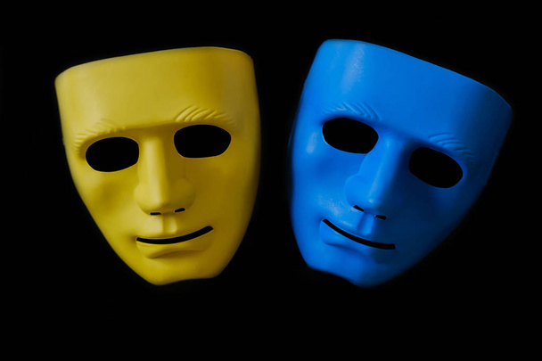 Twee maskers op zwart - Foto, afbeelding