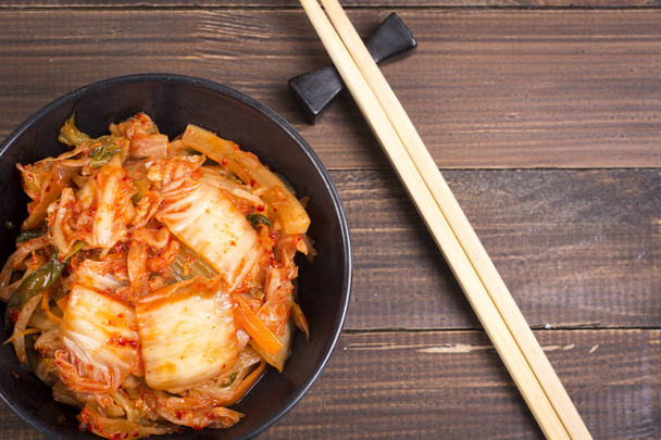 Кимчи или кимчи на черной тарелке
 - Фото, изображение