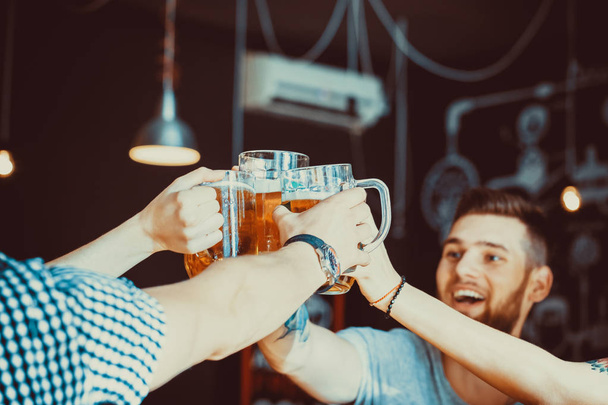 Happy Friends Drinking Beer - Zdjęcie, obraz