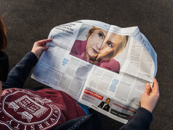 Kadın Hillary Clinton hakkında gazete okuma - Fotoğraf, Görsel