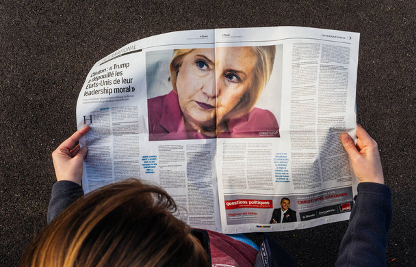 Woman reading newspaper about Hillary Clinton - Fotografie, Obrázek