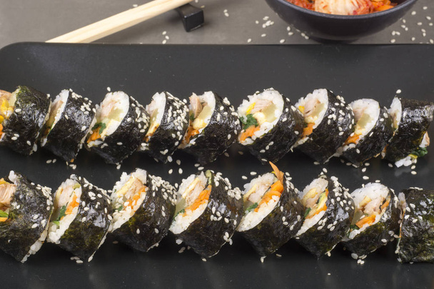 Kimbab rollos con atún comida coreana
 - Foto, imagen