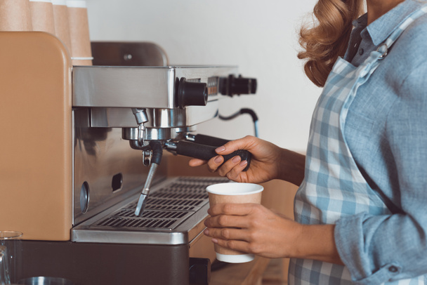 Barista avec machine à café
 - Photo, image