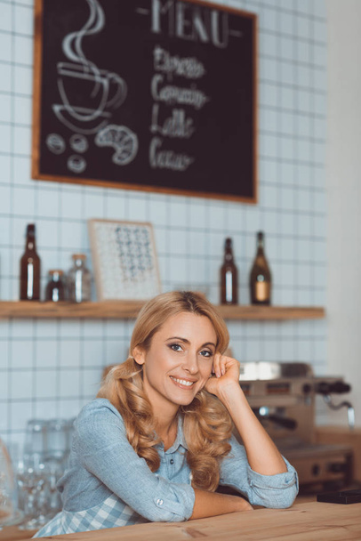 beautiful waitress in cafe - Valokuva, kuva