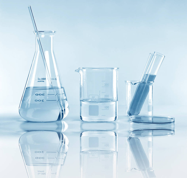 Tudományos laboratóriumi kísérleti üvegeszközök egyértelmű megoldás, szimbolikus, a tudományos kutatás és fejlesztés. - Fotó, kép