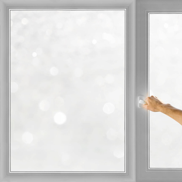 Finestra aperta a mano su sfondo inverno bokeh
 - Foto, immagini