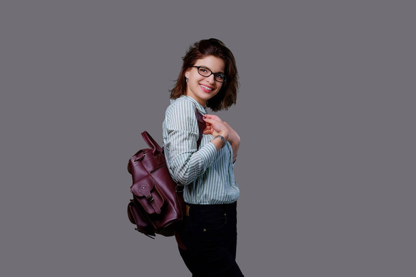 Женщина с кожаным рюкзаком
 - Фото, изображение