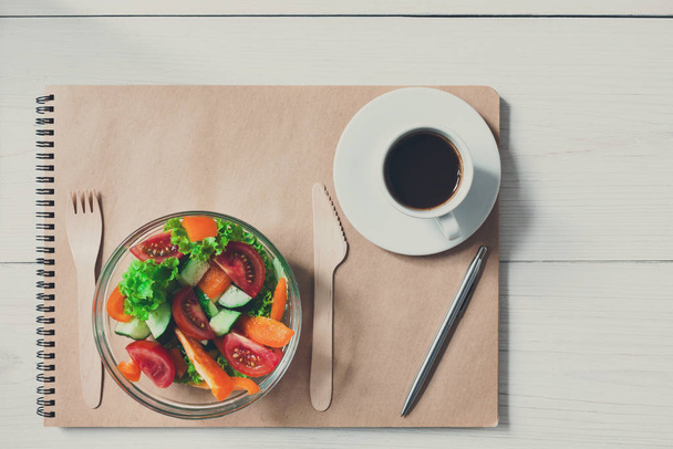 Zdravé obchodní oběd v kanceláři, zeleninový salát a coff - Fotografie, Obrázek