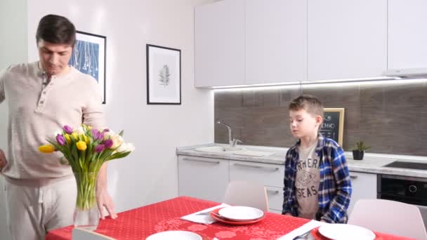 KAZAN, TATARSTAN/RUSSIA - FEBRUARY 16 2017: Film crew shoots ads scene in stylish kitchen with happy father and son preparing holiday dinner on February 16 in Kazan - Felvétel, videó