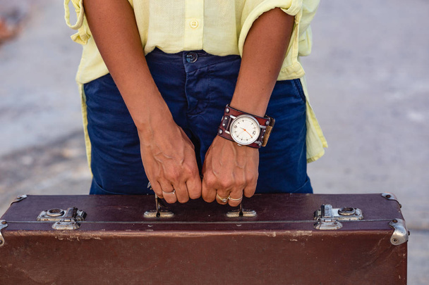 Nahaufnahme von Frauenhänden mit Vintage-Koffer - Foto, Bild