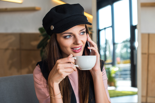 girl with smartphone drinking coffee - Fotografie, Obrázek