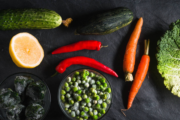 Komkommers en squash, kool, Savooikool en wortelen, chili - Foto, afbeelding