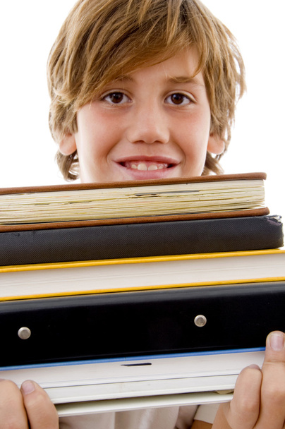 Vue de face du garçon souriant tenant des livres
 - Photo, image