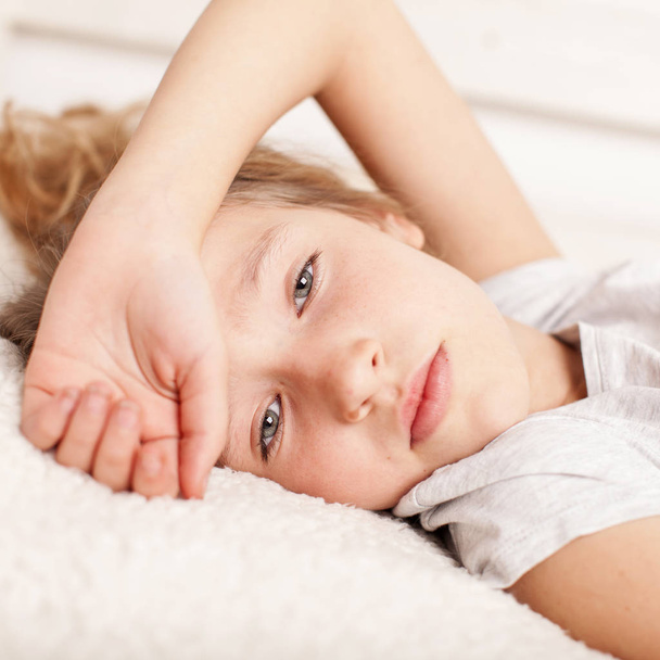 Unhealthy child lying in bed - Fotoğraf, Görsel