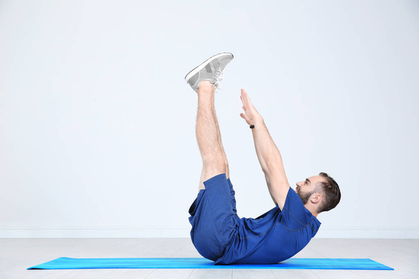 man training legs - Zdjęcie, obraz