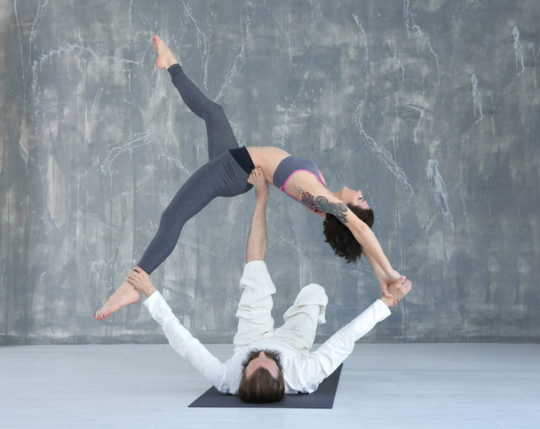couple practicing yoga - Fotoğraf, Görsel