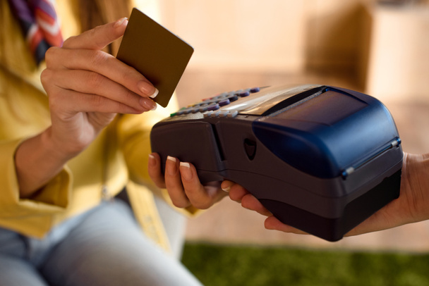 femme payant par carte de crédit et terminal
  - Photo, image