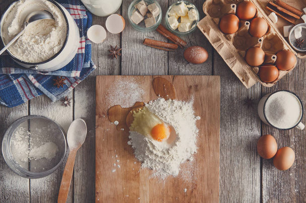 Ingrédients de cuisson pour la cuisson, les œufs et la farine
 - Photo, image