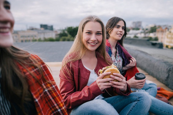 Smiling young girl with takeaway junk food - Foto, Bild