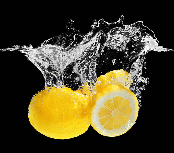 Fresh lemon in water  - Zdjęcie, obraz
