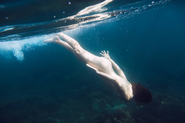 Женщина плавает в тихом океане
. - Фото, изображение