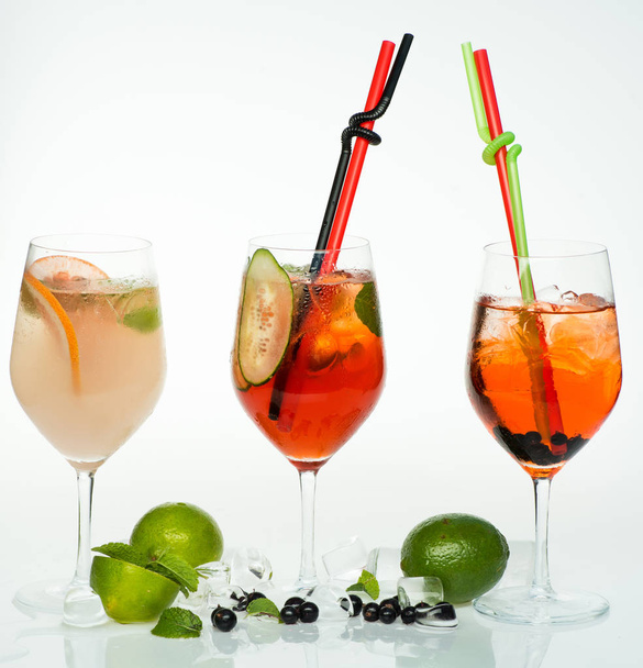 Alcoholic beverage and fruit at restaurant. - Zdjęcie, obraz
