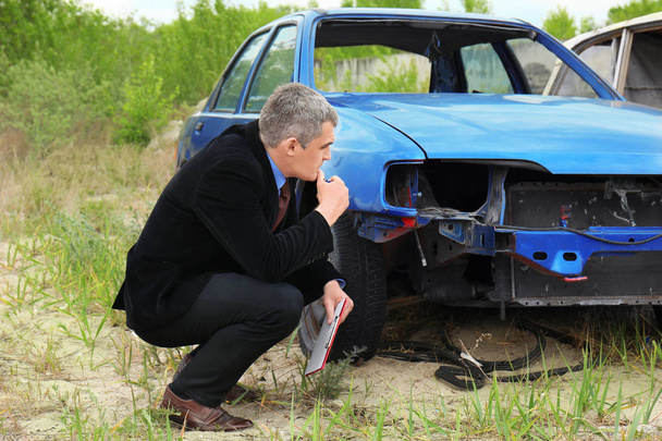 Assurance homme vérifier voiture cassée
  - Photo, image