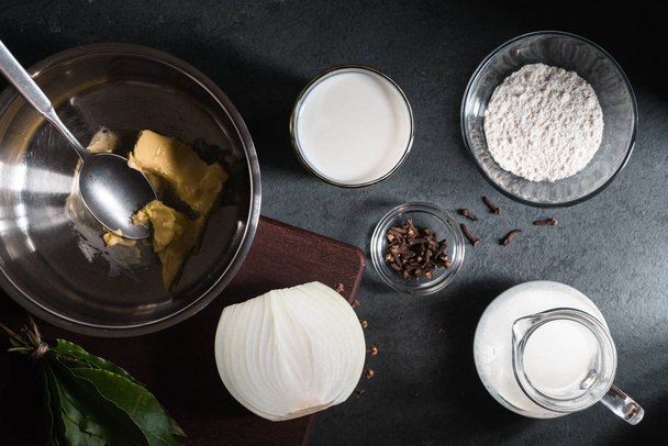 Ingredients for making cheese sauce mornay - Foto, Imagem