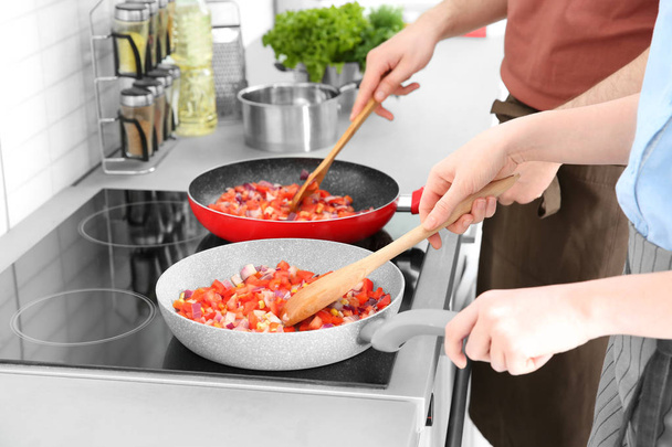 Chef giving cooking classes in kitchen - Foto, Imagem