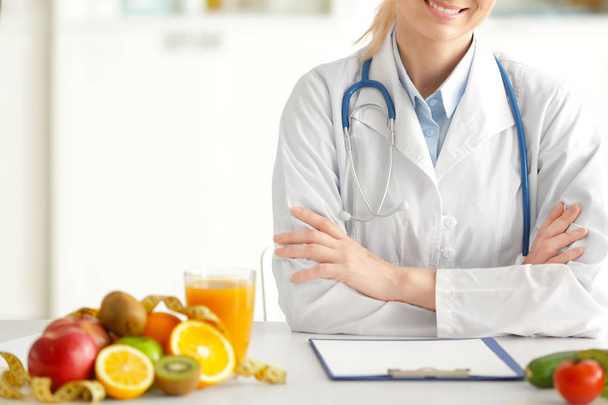 Young female nutritionist   - Foto, Imagen