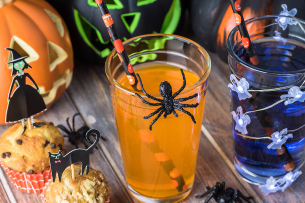 Party table with glasses of beverage decorated for Halloween. - Foto, Imagen