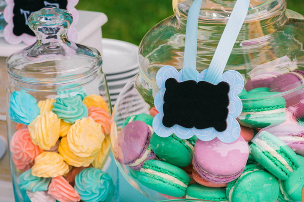 Detalles de una sabrosa barra de caramelos con jarras de dulces, galletas y malvaviscos, dulces, gofres, galletas y macarrones, concepto de dulces en el cumpleaños de los niños
 - Foto, imagen