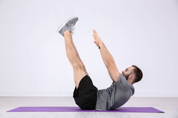 man training legs - Фото, зображення