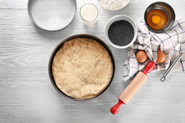 Raw dough and ingredients - Foto, afbeelding