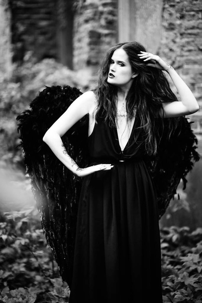 Πεσμένος Άγγελος με μαύρες φτερούγες - Φωτογραφία, εικόνα