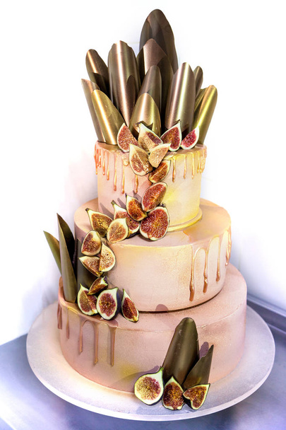 チョコレート装飾と新鮮なイチジクのロイヤル ウエディング ケーキ - 写真・画像