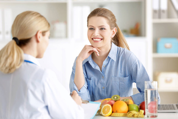 woman at nutritionist's office - Foto, immagini