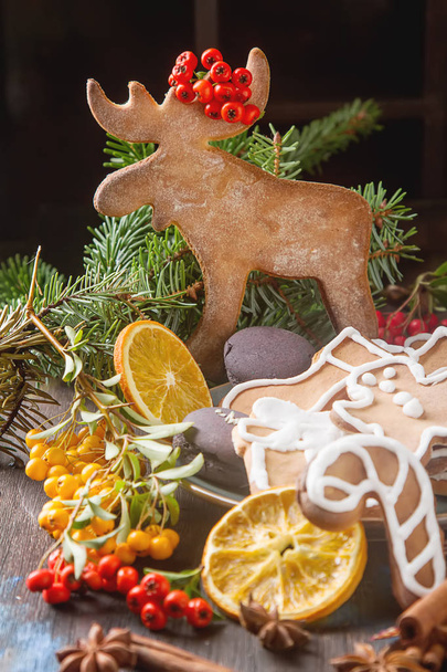Frohe Weihnachten Feiertagsdekoration Hintergrund mit Ingwer Mann sn - Foto, Bild