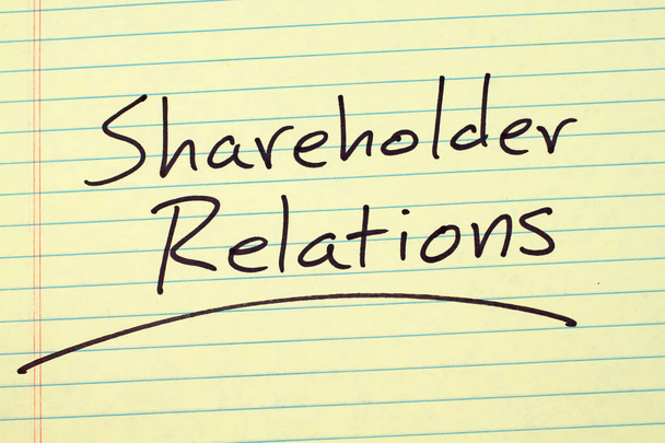 Relações de acionistas em uma almofada legal amarela
 - Foto, Imagem