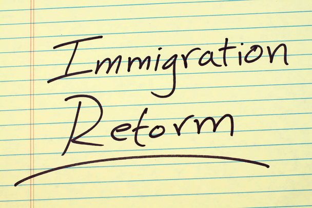 Reforma da imigração em uma almofada legal amarela
 - Foto, Imagem
