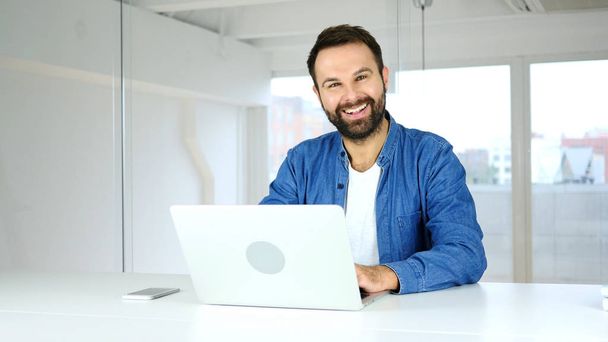 Man at Work Smiling  toward Camera, Positivity - Foto, Imagen